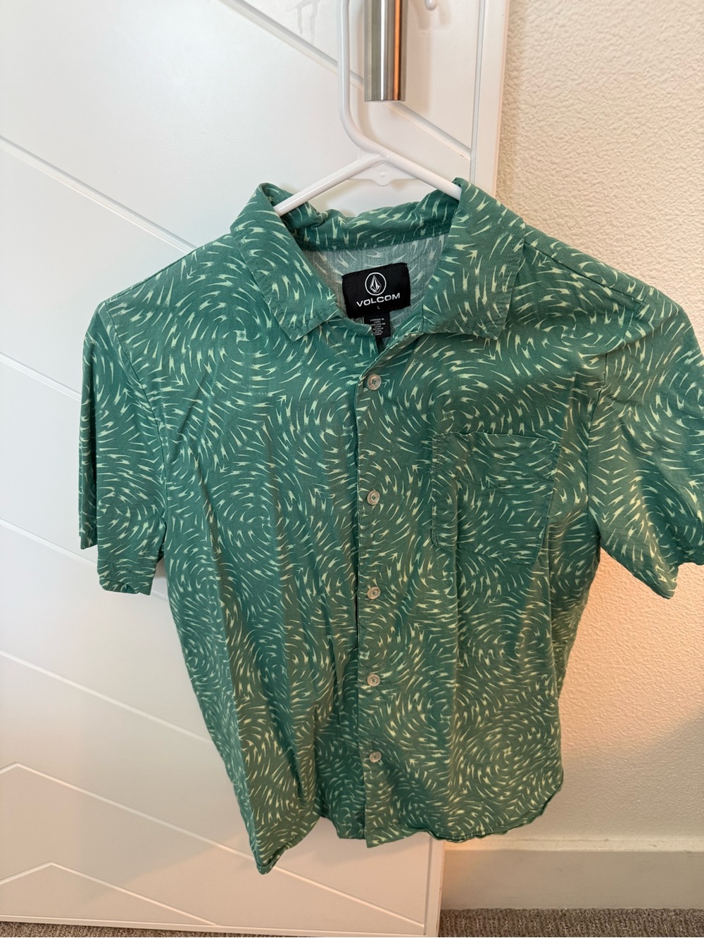 Volcom Men's Teal Green Short Sleeve Button-Up Shirt with Swirl Print